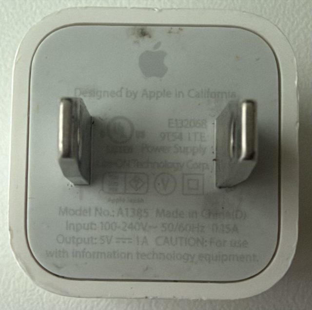 Designed by Apple in California. Model No. A1385. Made in China. Input 100-240V~ 50/60Hz 0.15A. Output 5V at 1A. E132068. Sun-On Technology Corp.