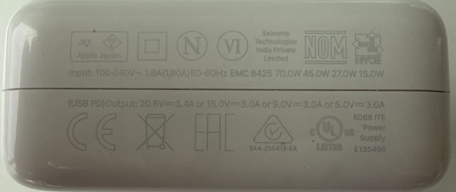 Ratings label: Input 100-240V~ 1.8A 50-60Hz, EMC 8425. 70.0W 45.0W 27.0W 15.0W. USB PD Output 20.6V at 3.4A, or 15.0V at 3.0A, or 9.0V at 3.0A, or 5.0V at 3.0A. Salcomp Technologies India Private Limited. E135498.